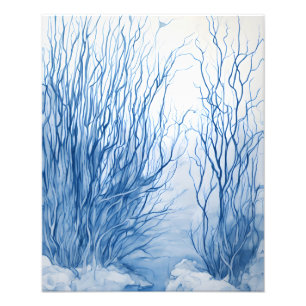 Ruhige Winterlandschaft: Blaue Watercolor-Bäume Fotodruck