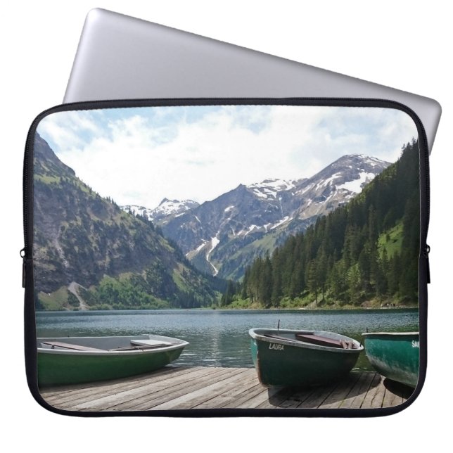 Ruhiger Alpensee und Boote Fotografie Laptopschutzhülle (Vorderseite)