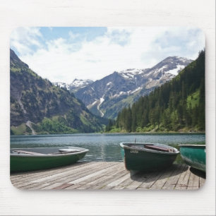 Ruhiger Alpensee und Boote Fotografie Mousepad