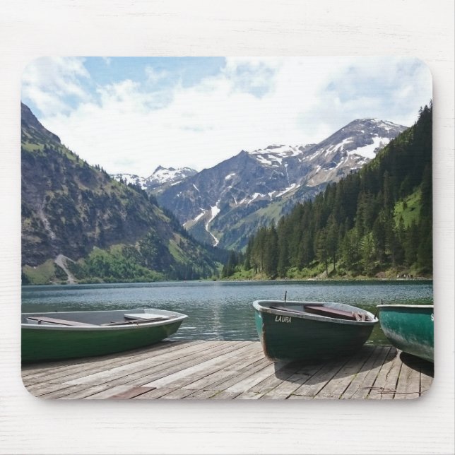 Ruhiger Alpensee und Boote Fotografie Mousepad (Vorne)