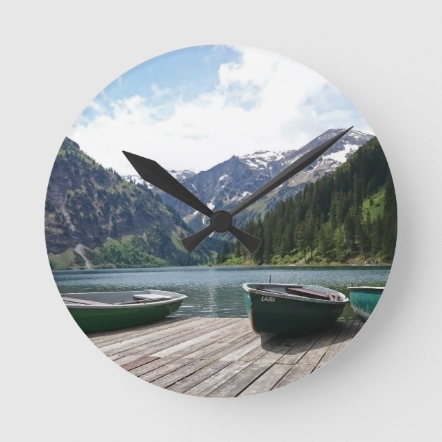 Ruhiger Alpensee und Boote Fotografie Runde Wanduhr (Vorderseite)