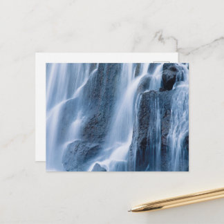Ruhiger, friedlicher Wasserfall Natur-Postkarte. Postkarte