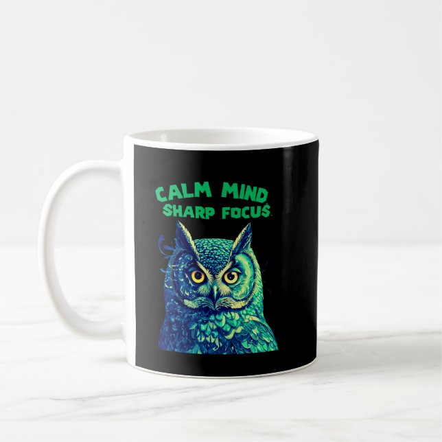 Ruhiger Geist, scharfer Fokus Eule Achtsamkeit Kaffeetasse (Links)
