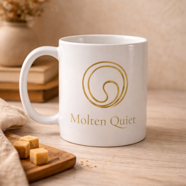 Ruhiger Gold-Swirbel-Klassik-Mug, 11 oz Kaffeetasse (White ceramic with a gold swirl and serif detail, designed for calm mornings and desks.)