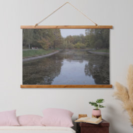 Ruhiger Herbstsee - Nordic Mist Edition Wandteppich Mit Holzrahmen