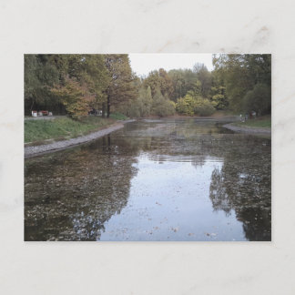 Ruhiger Herbstsee – Skandinavische Edition Einladungspostkarte