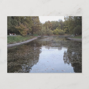 Ruhiger Herbstsee – Skandinavische Edition Postkarte