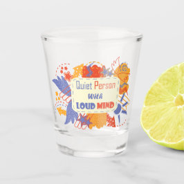 Ruhiger Mensch mit lauter Gedanken blau gelb Schnapsglas