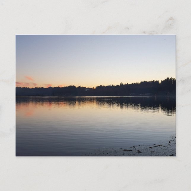 Ruhiger See in der Dämmerung Postkarte (Vorderseite)