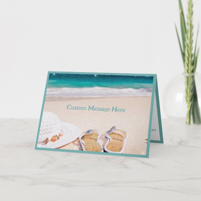 Ruhiger Strand am Ozean: Sonnenschirm und Sandalen Karte (Vorderseite)