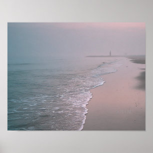 Ruhiger Strand Sonnenaufgang mit Leuchtturm Küsten Poster