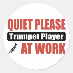 Ruhiger Trumpet-Player am Arbeitsplatz Runder Aufkleber