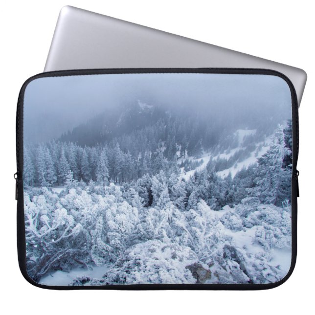 Ruhiger Wintertag auf der Bergspitze Laptopschutzhülle (Vorderseite)