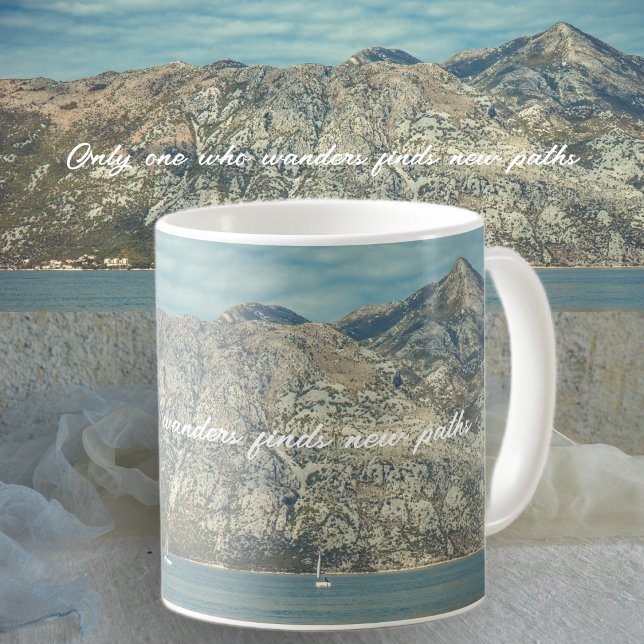 Ruhiges Meer und schöne Berge Kaffeetasse (Von Creator hochgeladen)