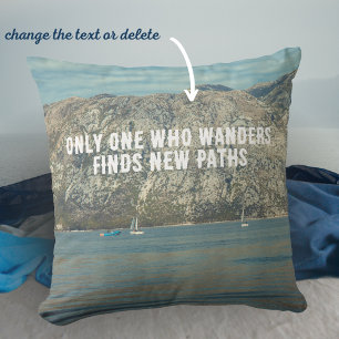 Ruhiges Meer und schöne Berge Kissen