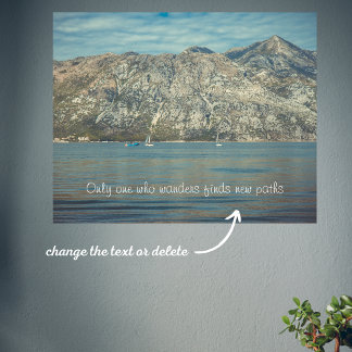 Ruhiges Meer und schöne Berge Poster