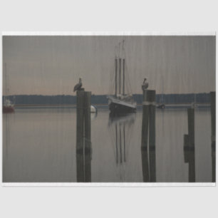 Ruhiges Wasserschiff auf der Wasserseite Seidenpapier