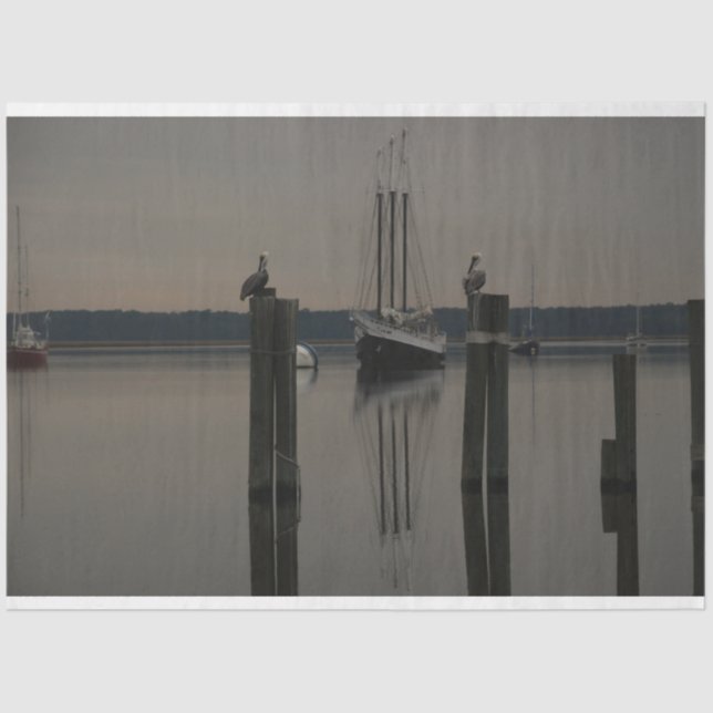 Ruhiges Wasserschiff auf der Wasserseite Seidenpapier (Vorderseite)