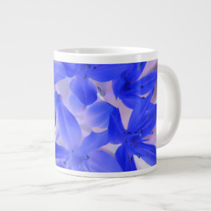 Ruhm der schneebedeckenden blauen Tasse