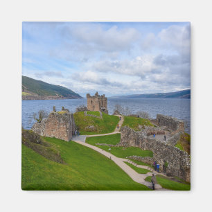 Ruinen des Urquhart Castle entlang von Loch Ness,  Magnet
