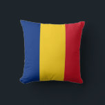 Rumänische Flagge auf amerikanischem MoJo-Pillow Kissen<br><div class="desc">Fügen Sie Ihrem Wohnbereich eine Touch rumänischen Stolzes hinzu, mit unserem exklusiven MoJo-Kissen mit der rumänischen Flagge! Dieses Kissen ist mit viel Liebe zum Detail gestaltet und ist mehr als nur ein dekorativer Gegenstand; es ist eine Feier des kulturellen und kulturellen Stolzes Rumäniens. Das lebendige Design zeigt die berühmte rumänische...</div>
