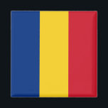 Rumänische Flagge Magnet<br><div class="desc">Die rumänische Flagge ist ein vertikales Triband. Die verwendeten Farben in der Flagge sind blau,  rot,  gelb. Der Anteil der rumänischen Flagge beträgt 2:3. Die Flagge Rumäniens wurde 1989 adoptiert. Die erste Verwendung des aktuellen Flagdesigns erfolgte 1867. Die letzte Änderung der aktuellen rumänischen Flaggengestaltung erfolgte 1989.</div>