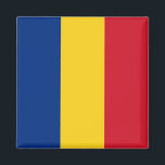 Rumänische Flagge Magnet<br><div class="desc">Die rumänische Flagge ist ein vertikales Triband. Die verwendeten Farben in der Flagge sind blau,  rot,  gelb. Der Anteil der rumänischen Flagge beträgt 2:3. Die Flagge Rumäniens wurde 1989 adoptiert. Die erste Verwendung des aktuellen Flagdesigns erfolgte 1867. Die letzte Änderung der aktuellen rumänischen Flaggengestaltung erfolgte 1989.</div>
