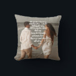 Rumi Liebe Story Ihr Foto Gedicht hinzufügen Kissen<br><div class="desc">Was für eine inspirierend und phantastische Kombination: Gedichte von Rumi,  dem berühmten mystischen Dichter aus dem 13. Jahrhundert,  und das phantastische Foto des Ehepaares in Liebe/Neuvermählten,  das ihre Liebe Story perfekt beschreibt. Ideal für romantische Erinnerungen</div>