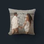 Rumi Liebe Story Ihr Foto Gedicht hinzufügen Kissen<br><div class="desc">Was für eine inspirierend und phantastische Kombination: Gedichte von Rumi,  dem berühmten mystischen Dichter aus dem 13. Jahrhundert,  und das phantastische Foto des Ehepaares in Liebe/Neuvermählten,  das ihre Liebe Story perfekt beschreibt. Ideal für romantische Erinnerungen</div>