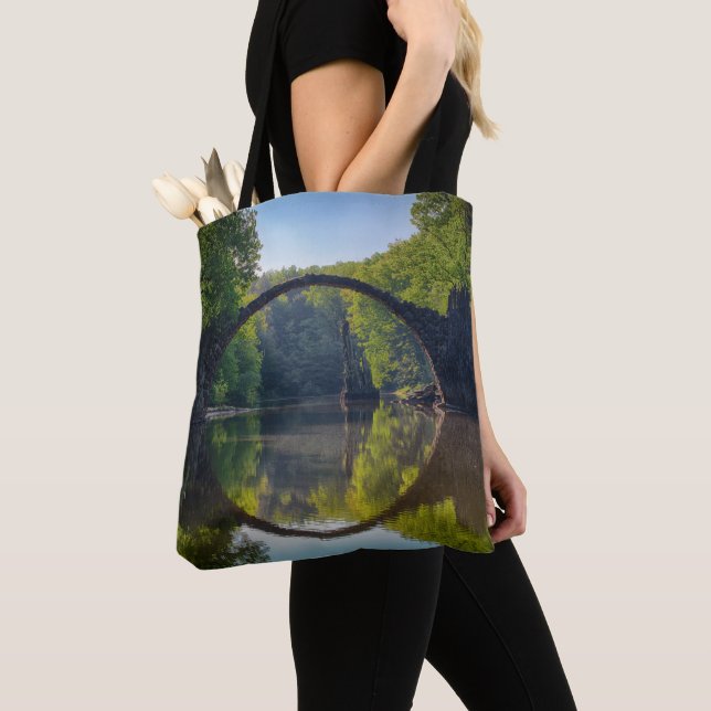 Runde Graue Felsbrücke über einen Fluss im Wald (Von Nahem)
