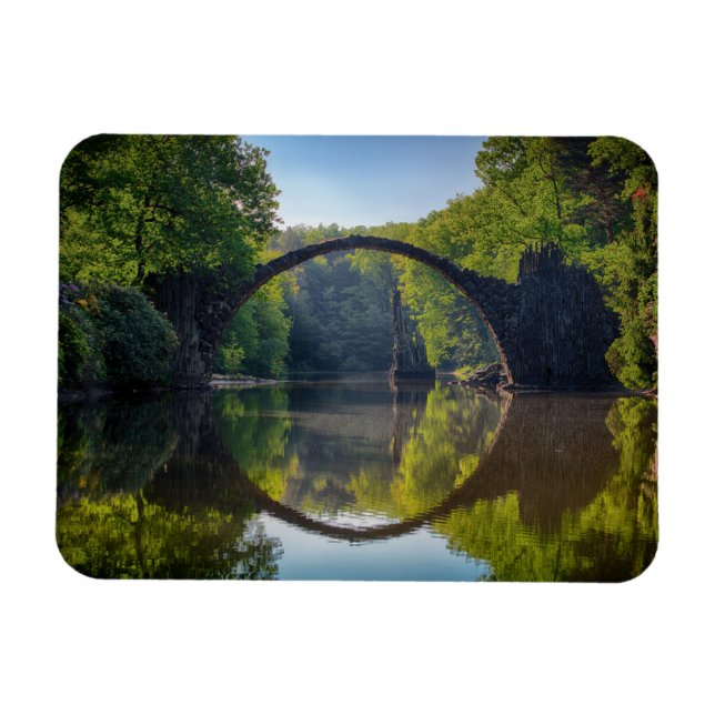 Runde Graue Felsbrücke über einen Fluss im Wald Magnet (Horizontal)