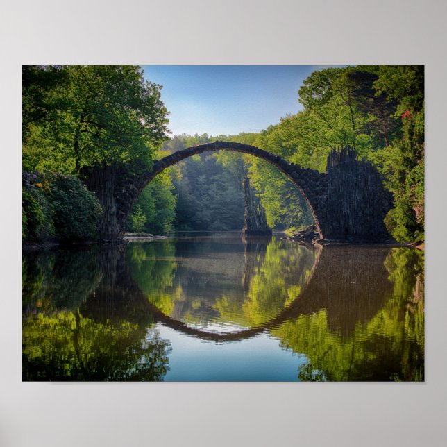 Runde Graue Felsbrücke über einen Fluss im Wald Poster (Vorne)
