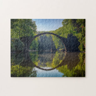 Runde Graue Felsbrücke über einen Fluss im Wald Puzzle