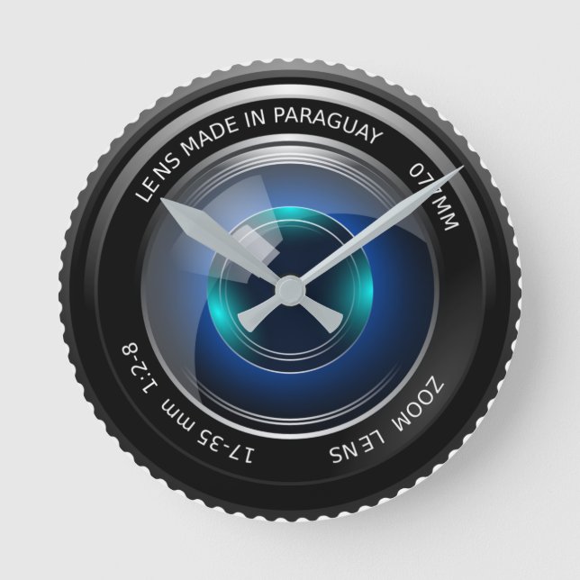 Runde Uhr im Blickwinkel des SLR-Zoomobjektivs (Vorderseite)