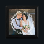 Runder Vintager Rahmen Mit Monogramm Foto Erinnerungskiste<br><div class="desc">Feine Blätter zeichnen Mit Monogramm Foto-Design aus.</div>