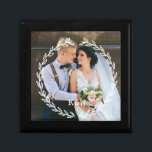 Runder Vintager Rahmen Mit Monogramm Foto Erinnerungskiste<br><div class="desc">Feine Blätter zeichnen Mit Monogramm Foto-Design aus.</div>