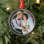 Runder Vintager Rahmen Mit Monogramm Foto Silbernes Ornament<br><div class="desc">Feine Blätter zeichnen Mit Monogramm Foto-Design aus.</div>