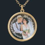 Runder Vintager Rahmen Mit Monogramm Foto Vergoldete Kette<br><div class="desc">Feine Blätter zeichnen Mit Monogramm Foto-Design aus.</div>