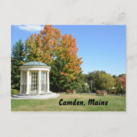 runder weißer Gazebo im Herbst