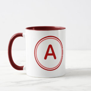Rundes Buchstabenalphabet rotes Kreisdesign Tasse