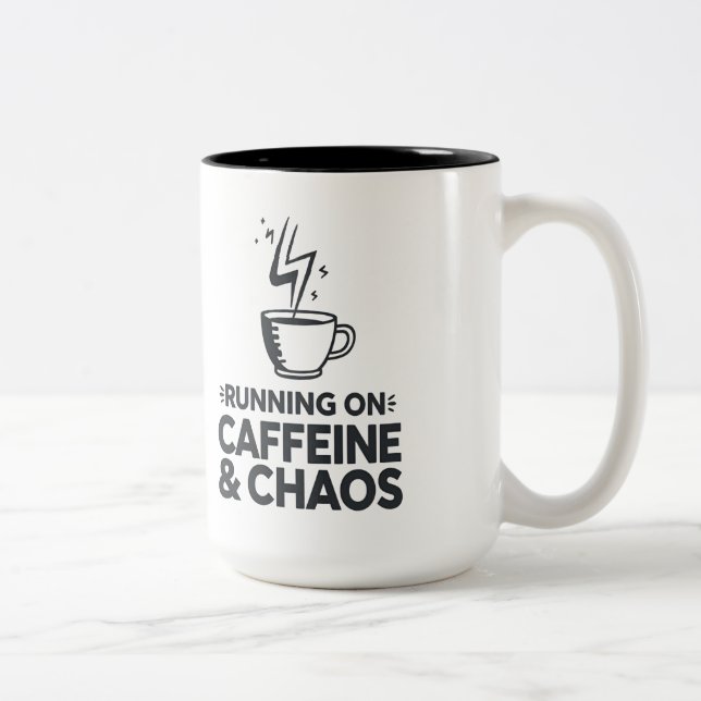 Running on Caffeine & Chaos Zweifarbige Tasse (Rechts)