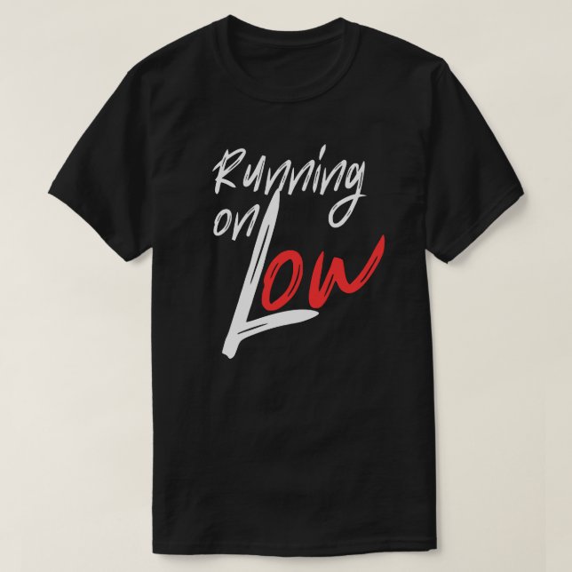 Running on Low Everyday Energy Quote Design T-Shirt (Design vorne)