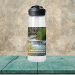 Running River Rumi Poetry Verse Trinkflasche<br><div class="desc">Bleibe,  wo immer du hingehst mit dieser klaren,  plastischen Wasserflasche,  die das Foto eines fließenden Flusses zeigt,  zusammen mit einem inspirierenden Gedichtband von Rumi,  einem berühmten persischen Dichter des 13. Jahrhunderts. Wählen Sie die Größe und Farbe der Wasserflasche aus. HINWEIS: Design nicht optimiert für Kinderflaschen.</div>