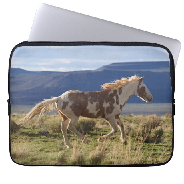 Running Stallion, Steens Mountains, Oregon Laptopschutzhülle (Vorderseite)