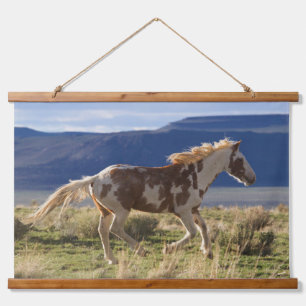 Running Stallion, Steens Mountains, Oregon Wandteppich Mit Holzrahmen