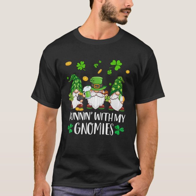 Running With My Gnomies St Patrick Day Shamrock Gn T-Shirt (Vorderseite)