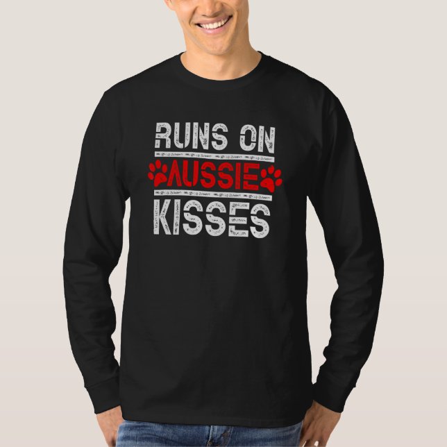 Runs on Aussie Kisses Niedlich Dog For Aussie Shep T-Shirt (Vorderseite)