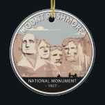 Rushmore National Monument Retro Circle Keramik Ornament<br><div class="desc">Mount Rushmore Vektorgrafik Design. Es ist eine massive Skulptur in den Berg Rushmore in der Black Hills Region von South Dakota geschnitzt.</div>
