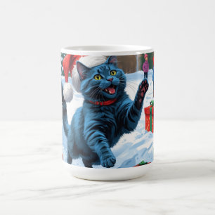 Russisch Blau Katze läuft durch Schnee mit Weihnac Kaffeetasse