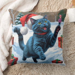 Russisch Blau Katze läuft durch Schnee mit Weihnac Kissen
